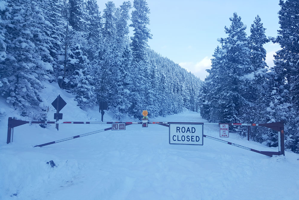 Road closed sign at Trail Ridge Road right past Many Parks Curve
