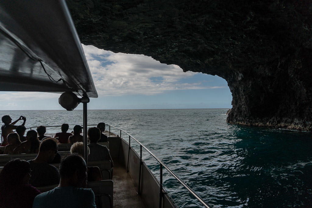 boating through a tunnel on napali coast boat tour with makana charters