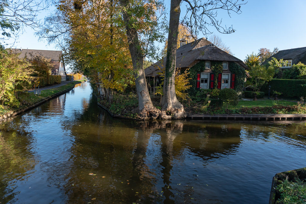 house on canal in giethoorne on day trip from amsterdam