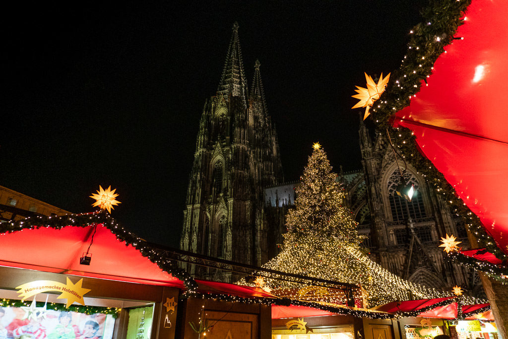 cologne cathedral christmas market tree and booths
